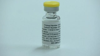 Eine Ampulle des mRNA Impfstoffs Novavax.
