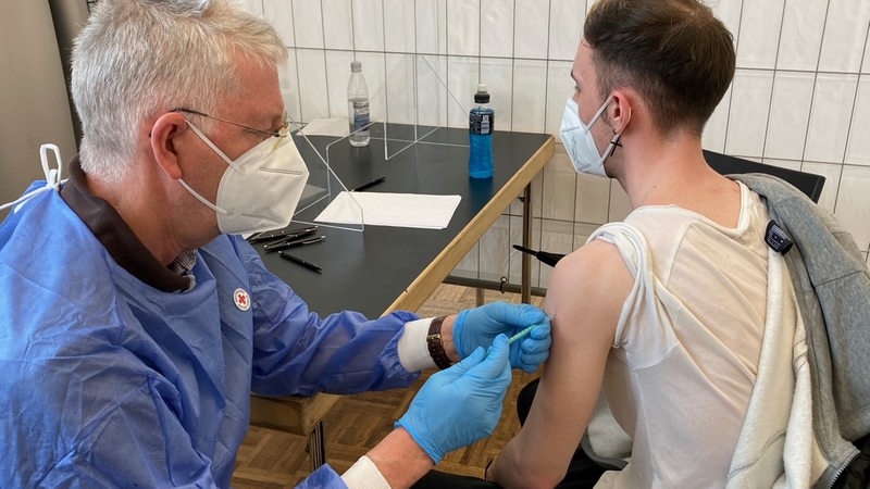 Ein Mann erhält im Impfzentrum in Bremen-Gröpelingen eine Corona-Impfung.