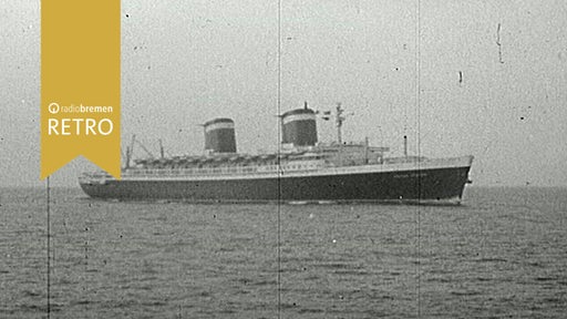 Ein Dampfschiff auf dem Meer.