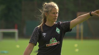 Werder-Trainerin Marie-Louise Eta gibt beim Training Anweisungen.