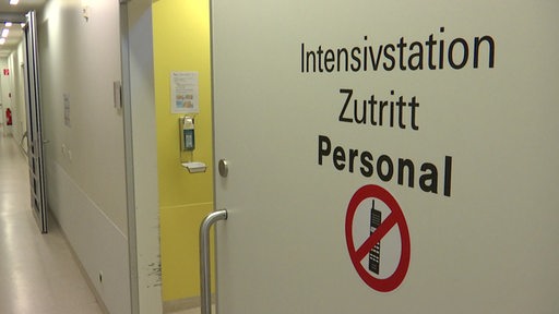 Auf einer Tür in einer Klinik steht "Intensivstation".