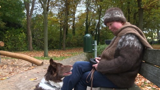 Hundebesitzerin Claudia Masek trägt Kleidung aus der Wolle ihres verstorbenen Hundes