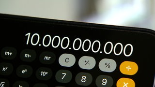 Die Zahl 10 Milliarden Euro wird auf einem Handy angezeigt.