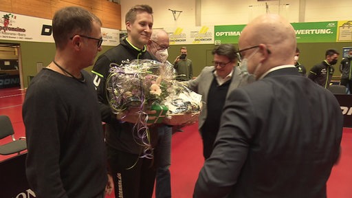 Werders Doppel-Weltmeister wird vor dem Bundesliga-Spiel von Präsident Hubertus Hess-Grunewald und anderen Offiziellen mit Blumen und Geschenken geehrt.