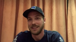 Rallye-Fahrer Daniel Schröder im Hotelzimmer beim Videointerview.