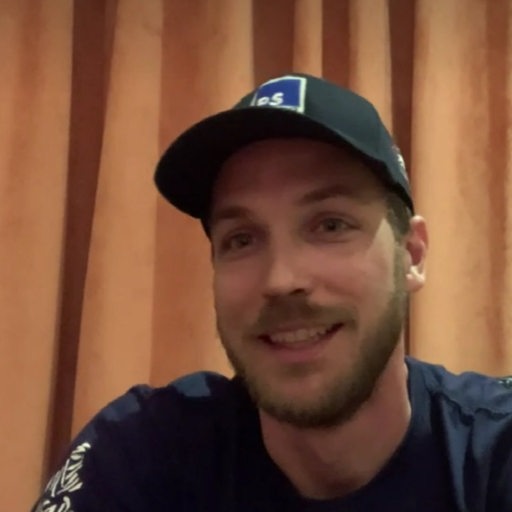 Rallye-Fahrer Daniel Schröder im Hotelzimmer beim Videointerview.