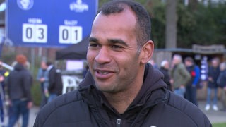 BSV-Trainer Benjamin Eta strahlt beim Interview nach dem 3:1-Sieg im Pokal-Viertelfinale über den FC Oberneuland.