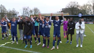 Die Fußballer des Bremer SV feiern mit ihren Fans nach dem Pokal-Sieg gegen den FC Oberneuland.