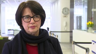 Die Bremer Gesundheitssenatorin Claudia Bernhard blickt in die Kamera.