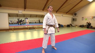 Karate-Talent Asim Malsagov trainiert in einer Halle.