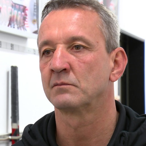 Pinguins-Trainer Thomas Popiesch gibt ein Interview.