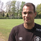 BSV-Trainer Benjamin Eta lächelt während eines Interviews.