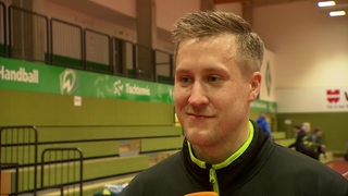 Werders Tischtennis-Profi Mattias Falck lächelt während eines Interviews.