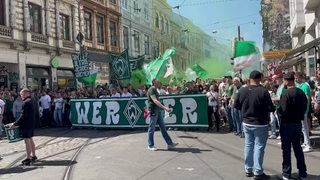 Werder-Fans marschieren zum Weser-Stadion.