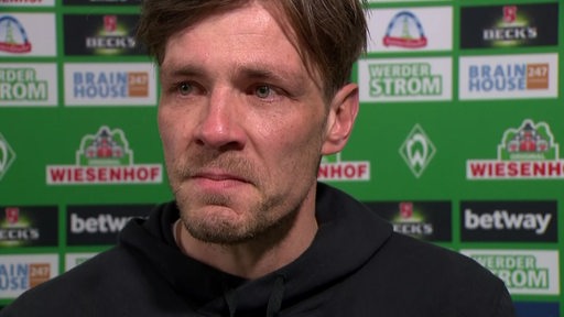 Clemens Fritz mit Tränen in den Augen beim Interview nach dem Aufstieg.