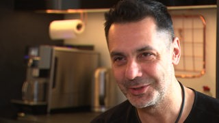 Tanz-Trainer Roberto Albanese in seiner Küche bei einem Interview.