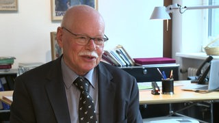 Der Bremer Innensenator Ulrich Mäurer gibt ein Interview.