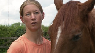 Vielseitigkeitsreiterin Sandra Auffarth neben ihrem Pferd bei einem Interview.