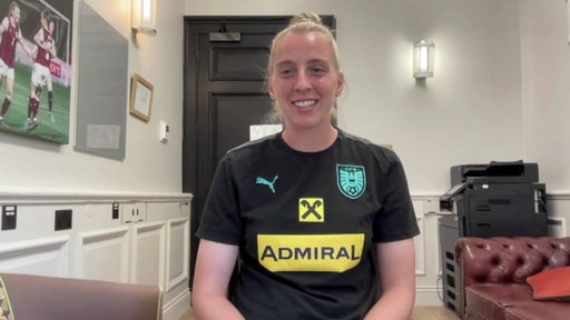 Werder-Spielerin Katharina Schiechtl strahlend bei einem Video-Interview.