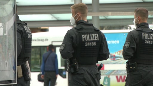 Bremer Polizisten bei einer Großkontrolle am Hauptbahnhof