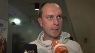Werder-Trainer Ole Werner gibt ein Interview.
