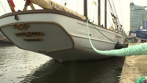 Ein großes, traditionelles Segelschiff in Bremerhaven.