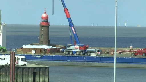 Der schiefe Bremerhavener Molenturm - daneben ein Kran.