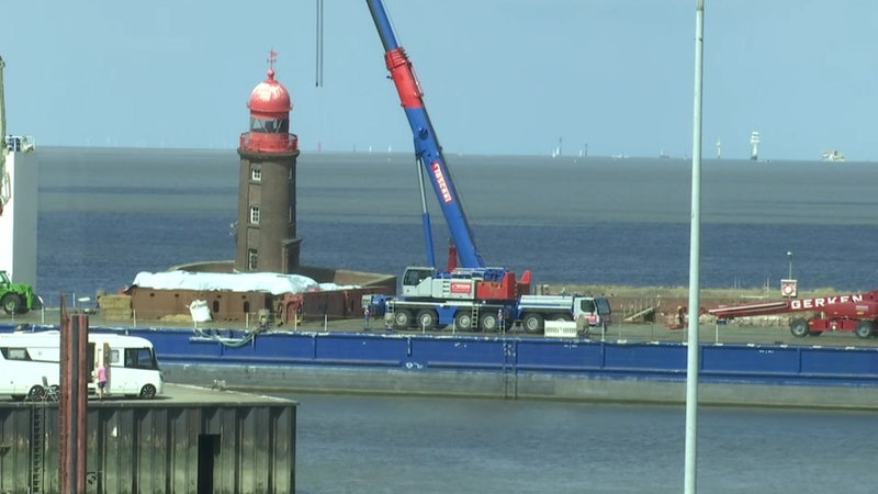 Der schiefe Bremerhavener Molenturm - daneben ein Kran.