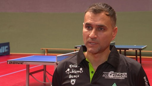 Werders Tischtennis-Coach Cristian Tamas in der Trainingshalle beim Interview.