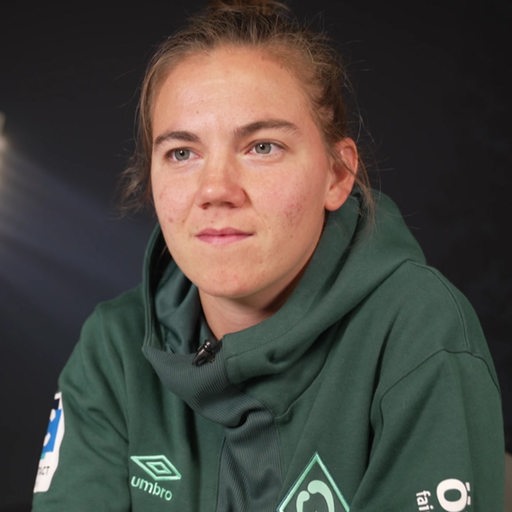 Werder-Spielerin Rieke Dieckmann spricht in einer Medienrunde.