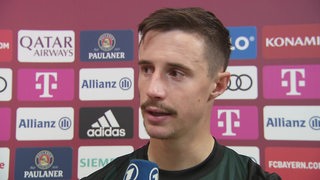 Werder-Kapitän Marco Friedl gibt der ARD ein Interview.