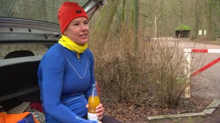 Die Bremer Sportlerin Silvia Czaja macht eine Pause und trinkt aus einer Flasche.