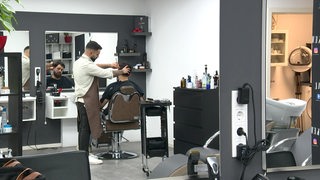 Kemal Kilinc in seinem Friseur-Salon "Kem-mal".