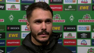 Werder-Spieler Leonardo Bittencourt gibt ein Interview.