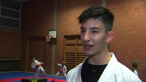 Der Karateka Mateo Späthe gibt ein Interview.