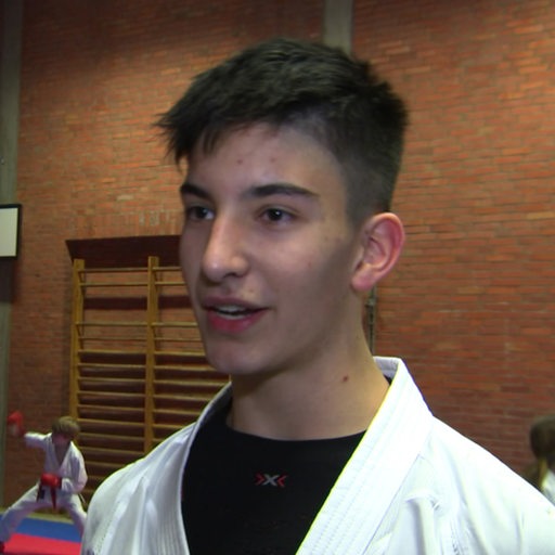 Der Karateka Mateo Späthe gibt ein Interview.