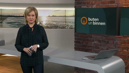 Die moderatorin Kirsten Rademacher im Stuidio von bute un binnen.