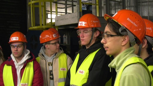 Schüler in einem Kraftwerk in Bremen