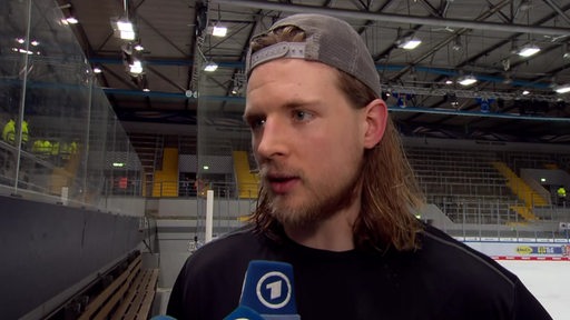Pinguins-Verteidiger Moritz Wirth gibt der ARD ein Interview.