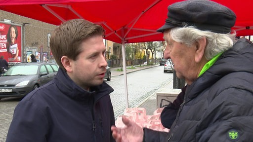 SPD-Generalsekretär Kevin Kühnert spricht mit einem Bremer.