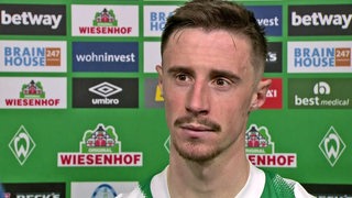 Werder-Kapitän Marco Friedl gibt der "ARD" ein Interview.