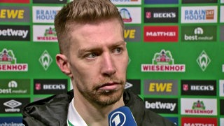 Werder-Verteidiger Mitchell Weiser gibt der "ARD" ein Interview.