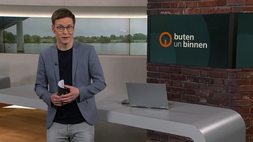 Felix Krömer steht im Studio