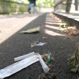 Auf einem Weg liegt medizinischer Abfall