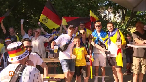 Fans mit Deutschen und Ukrainischen Flaggen