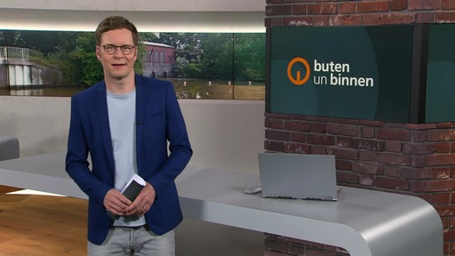 Moderator Felix Krömer im Studio von buten un binnen