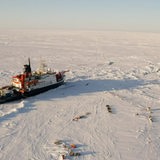 Das Forschungsschiff "Polarstern" liegt im arktischen Eis.