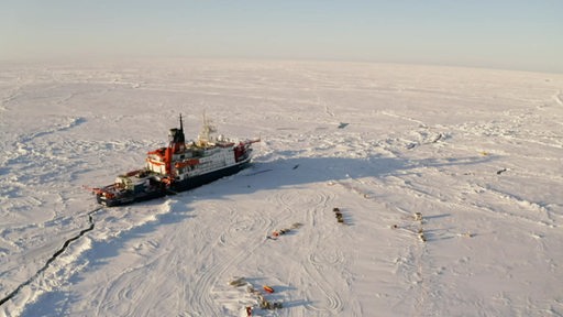 Das Forschungsschiff "Polarstern" liegt im arktischen Eis.