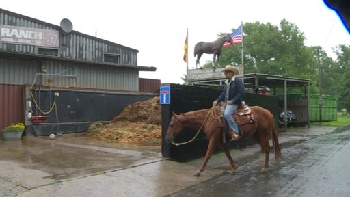 Markus Bächle reitet auf seinem Pferd in seine Flachsberg Ranch.