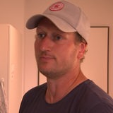 Der Sportinternat-Betreuer Johannes Pauser blickt während eines Interviews an der Kamera vorbei.